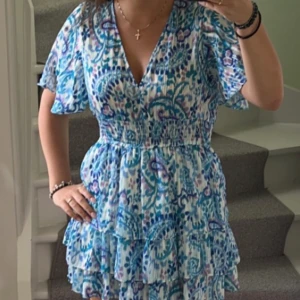 klänning  - Säljer denna supersnygga sommarklänningen som passar till allt. Säljer då den inte kommer till användning. Är i nyskick🫶