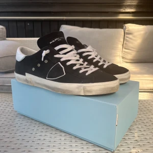 PHILIPPE MODEL  - Ett par riktigt feta philippe model sneakers i en väldigt populär modell - Size 44 men sitter mer som size 45 - Skick 8/10 endast använda fåtal gånger - Även sulan är i väldigt bra skick. Nypris runt 3600kr mitt pris: 2650kr