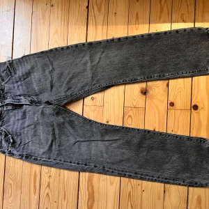 Levi’s 551 Jeans  - Dem har används flitigt men fortfarande snygga. Defekter ser ni i tredje bilden. Fråga gärna om det är något! 