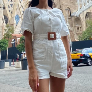 vit playsuit från Asos - använd fåtal gånger. inga anmärkningar  jeansmaterial