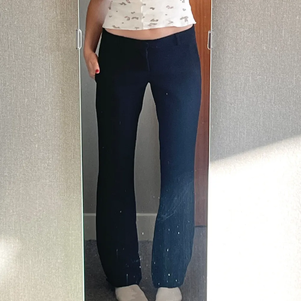 Assnygga Lågmidjade kostymbyxor från Banana republic! I gott skick utan vidare slitningar💓Midjemått 37/38cm, innerbenslängd 81cm (går dock att ta ned ca 4-5 cm då de är uppvikta) storlek ”petite”🌸. Jeans & Byxor.