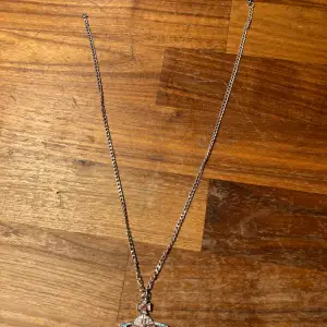 Ett riktigt Nice vivvienne Westwood halsband, aldrig använt 1:1 replika. Ca 51 cm långt, och priset är inte hugget i sten