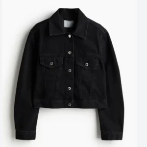 Jeans jacka - Kort jeans jacka från HM i storlek XS men passar även mig som vanligtvis har storlek S, passar med allt och perfekt till sommaren ❤️ i fint skick!❤️