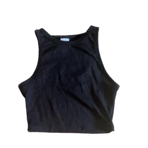Glittrig topp!!🪩 - Jättesöt glittrig top i super skick🤩💞säljs för att den inte blivit använd då jag personligen inte tycker denna designen på linnen är bekväma😇💋 längd; bröst nedåt: 32cm Kontakta för fler frågor, bilder eller mått så löser jag🥰 