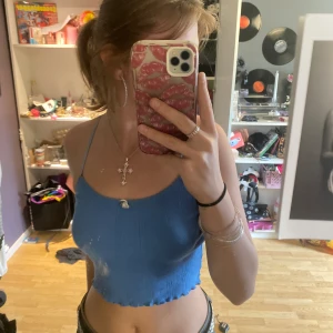 Jättesöt blått linne!😚🦋 - Jättefint linne jag fick för ett tag sen, används inte längre och den förtjänar ett nytt hem där någon faktiskt använder den😊 längd; bröstet och ner: 24cm bredd: 32cm band: 32-33cm stretch OBS BLOMMAN ÄR LITE FÖRSTÖRD EFTER TVÄTT