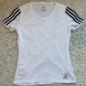 Vit träningströja Adidas  - En oanvänd träningströja i fint skick! Skriv för fler bilder eller funderingar🌸150kr + frakt