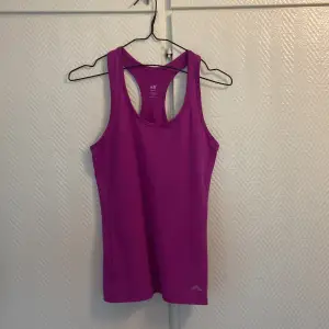Lila / rosa tränings linne i storlek S. Använd fåtal gånger och inga defekter. Färgen stämmer överens med sista bilden