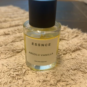Absolu vanilla - Säljer denna supergoda vaniljparfym då den tyvärr inte kommer till användning. Parfymen är testad och använd men det är mycket kvar💕