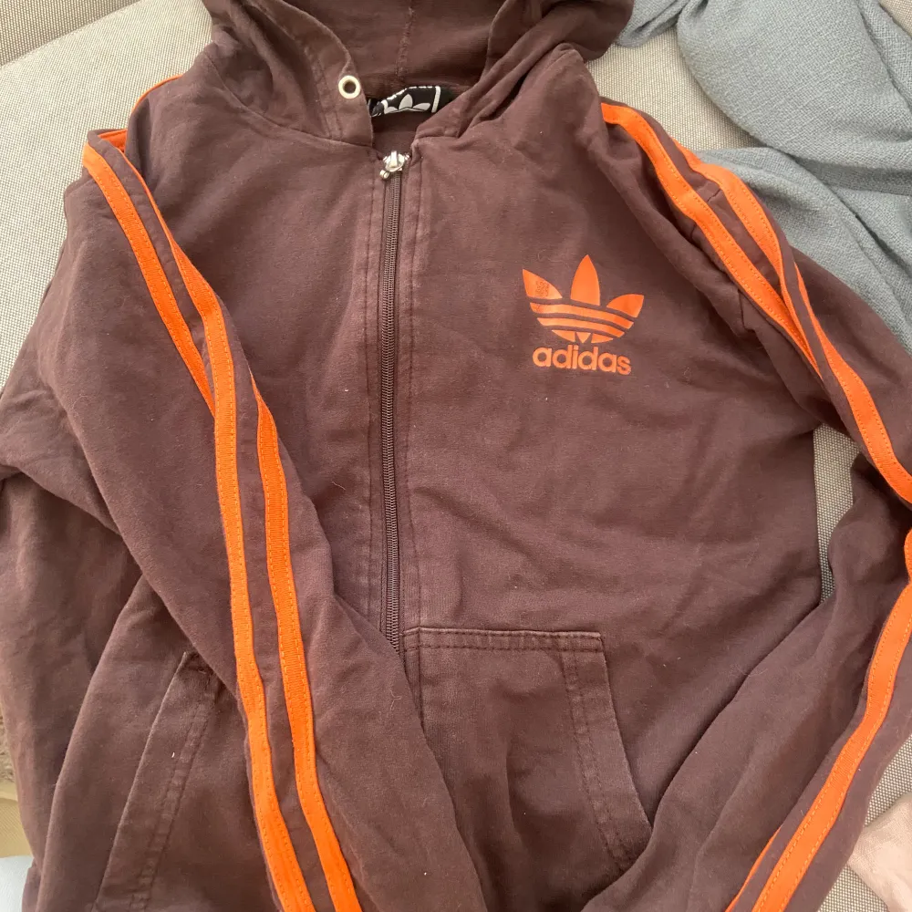 En jätte snygg Adidas sip upp hoodie med peach/orange färgade straps, står L men skulle säga att den sitter tajtare . Hoodies.