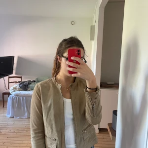 Jacka, Mango genuin leather  - Jacka från Mangos genuin Leather kollektion. Köpt second hand men dessvärre för liten för mig. Storlek M, men liten i storleken, mer som en S. 