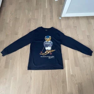 Ralph Lauren Polobear - Ralph Lauren Polobear (TUNT MATERIAL) från customshop 10/10 skick, aldrig använt! Passar dig runt 170cm perfa! Nypris runt 800kr