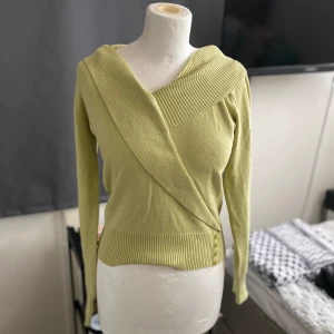 Fin elegant topp - Säljer denna fina eleganta toppen fin färg och fina detaljer sitter jätte fint på kroppen 