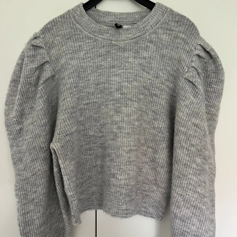 Fin stickad grå tröja från H&M med puffärmar. Endast använd fåtal gånger så mycket bra skick💞. Tröjor & Koftor.