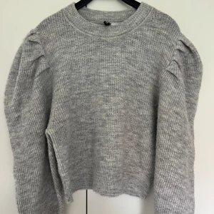 Stickad tröja, H&M - Fin stickad grå tröja från H&M med puffärmar. Endast använd fåtal gånger så mycket bra skick💞