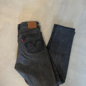 Levis jeans - Levis jeans storlek 34-36, längden är 28, i fint skick!