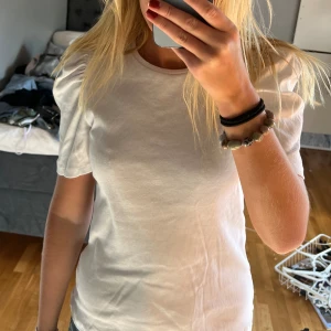 Vit ribbad T-shirt  - Säljer denna ribbade T-shirt med puff ärmar från Pieces ❣️
