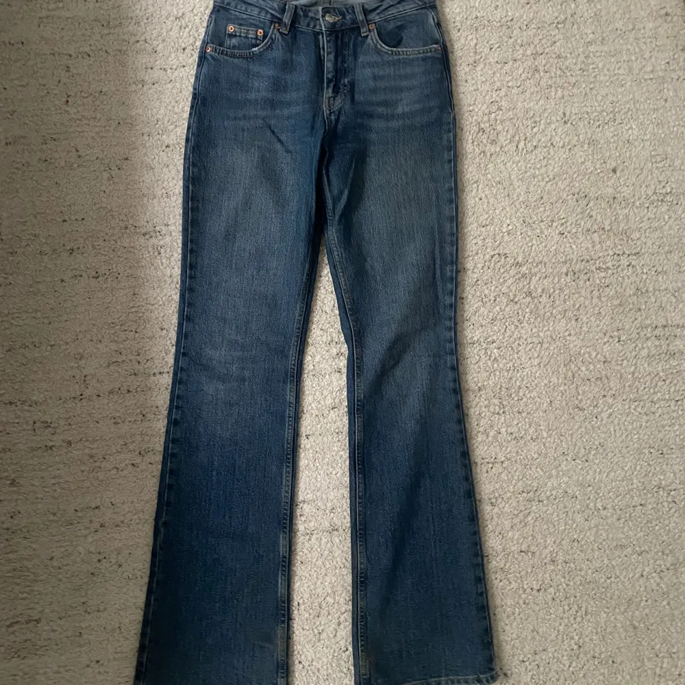 Ett par blå bootcut jeans från Gina tricot. Använda ett par gånger och är lite slitna där nere på jeansen.. Jeans & Byxor.