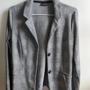 Kavaj - Använd 1 gång. Mjukt material. Bra och nytt skick. Märke street one