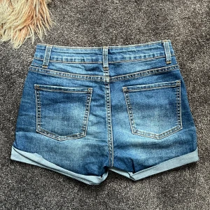 Jeansshorts  - Snygga jeansshorts med lite slitningar. Har tyvärr klippt bort lappen så har inte storleken men har för mig att dom var i S. Hör av er för fler frågor🫶