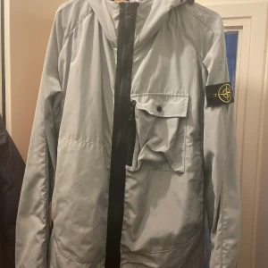 Stone Island Jacka - Passar Medium. Gott skick men har använts och jackan är gammal köpte den typ 2018. 