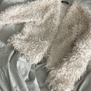 Pälsjacka  - Pälsjacka/kofta från Gina tricot, storlek xxs men passar även xs 