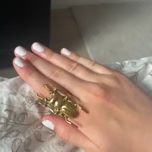 Säljer denna ring som inte kommer till andvändning , är i bra skick 🫶🏼 man kan göra den större och mindre 💘 