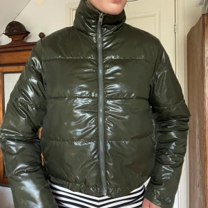 Jacka  - Grön jacka man kan vända för en annan grön färg. 