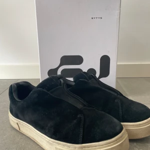 Eytys doja - Eytys doja i suede black. Använda och har lite slitningar på sina ställen.  