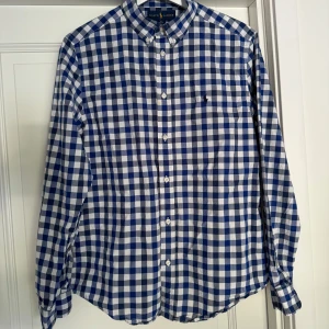 Ralph Lauren skjorta - Rutig, mörkblå Ralph Lauren skjorta. Passar dig som är 165-175 cm. 