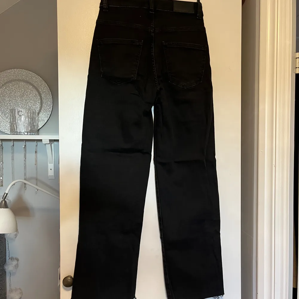 Svarta jeans från Lager157 modell LANE size XS i nyskick. Fransade nertill silvriga detaljer. . Jeans & Byxor.