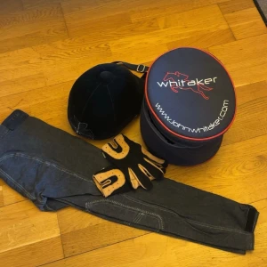 Rid saker - Hjälm och väska 1400kr. Byxor 450kr. Handskar 250kr. Hjälmen har en rosett bakpå med stenar runtomkring. Väskan och hjälmen är inte från samma ställe men säljer dom tillsammans. Kanin, katt och hund i hemmet. Köpare står för frakt.