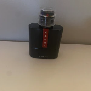 Prada luna rossa ocean EDP  - Jag säljer denna riktigt goda parfym eftersom jag har två. Det är 48 ml av 50 kvar. Den funkar bra året om. Den kostar ca 900 kr ny.