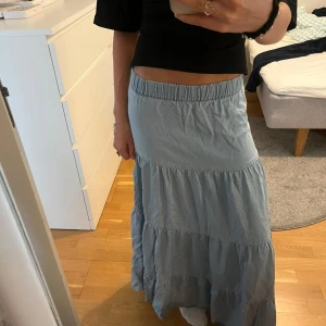 Blå långkjol från only! - Säljer denna helt slutsålda blåa långkjolen! Prefekt nu till sommaren, och den är i bra skick. 