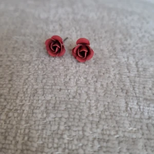Örhängen  - Änvänt många gånger. Rosor. Så fina.