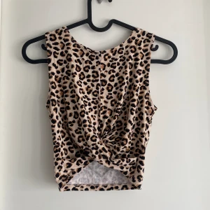 Topp - Fin leopardtopp i bra skick🌸  den är i storlek xs🫶🏼