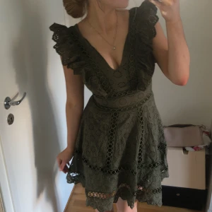 Spets Klänning - Säljer den såå fina volang klänningen från bikbok❣️ jag säljer då den inte används längre. Skriv vid fler frågor🍸