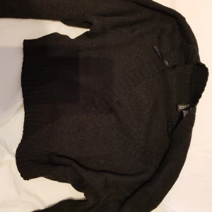 V ringad stickad tröja - Ny skick