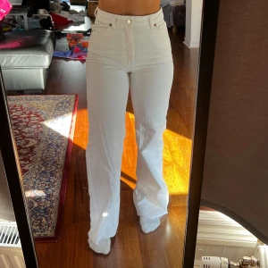 Zara jeans - Sparsamt använda jeans från Zara. Avklippta längst ner. Passar på mig som e 163cm. 