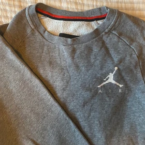 Jordain Air tjocktröja - Grå jordain air tjocktröja. XS (men passformen är större), gott skick.