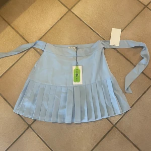 Blå volangkjol - Säljer denna blåa volangkjol med prislapp kvar från NAKD💖