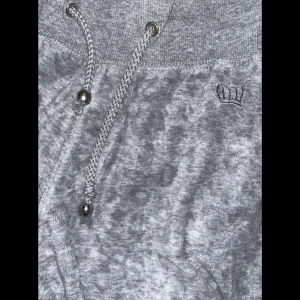 Mjukisbyxor - Grå lågmidjade mjukisbyxor från Giantricot med leopardmönster och en liten krona. Finns matchande huvtröja. Storlek XS. Justerbar vid fötterna. Bra skick men finns fläck från blekmedel vid ena knät (se 3:e bilden). Pris kan diskuteras🩶