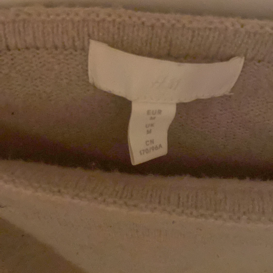 Stickad tröja med puffärmar - 90