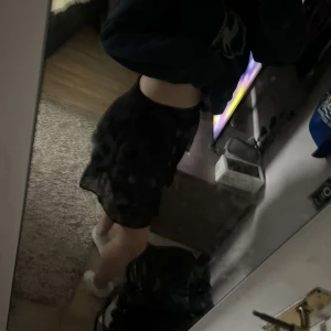 SVART VOLANG KJOL - Svart volang kjol i bra skick. Aldrig använd. Något stor i passformen dock för mig som är cirka 157 cm lång. Frakten ingår i priset