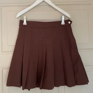 Tenniskjol - Brun kort tenniskjol som används någon enstaka gång. Bra skick