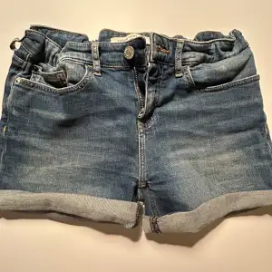 Ett par jeans shorts som är andvända ca 2 gånger.(Väldigt bra skick) Mörk blåa.Väldigt Stretcha (rörliga)