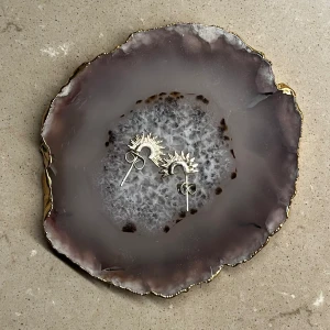 Örhängen  - Köpta från en liten butik i Norge, minns inte vad det är för typ av material Aldrig använda ❣️