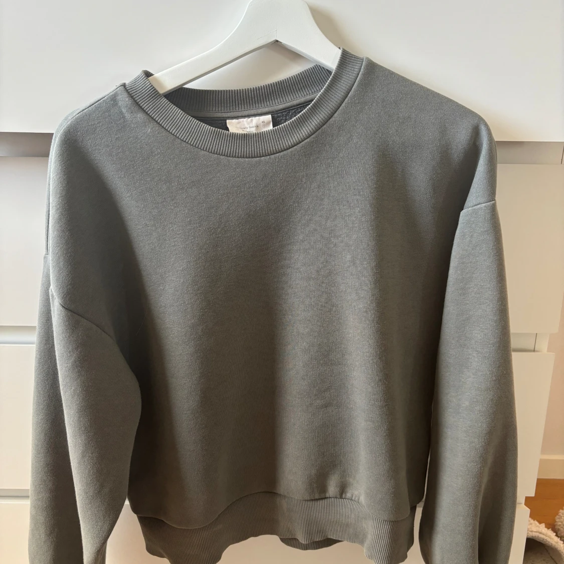 Grå tröja  - 90