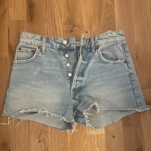 Zara shorts - Säljer mina favorit shorts från zara som tyvärr är för små. De är i mycket bra skick och är mid waist. 