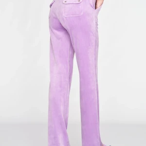 Ljus lila juicy couture byxor  - Ljus lila juicy couture byxor som är köpta från Juicy Coutures hemsida. Storlek S. Byxorna är använda ca 5 gånger. Orginal priset är 1200kr. Önskas fler bilder på byxorna så är det bara att skriva till mig. Priset kan diskuteras!