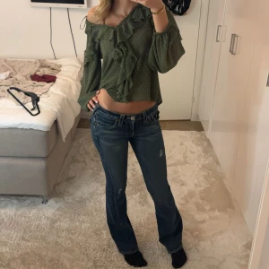TRUE RELIGION JEANS - intressekoll på mina jättefina true religion jeans i modellen ”Joey”. Tycker om dessa super mycket men har ej kommit till användning så därför kollar jag intresset! Midjemått- 38/76cm  Innerbenslängd- 83cm  Är 1,71cm o har xs-s för referens❤️